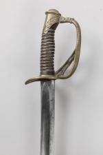 Deux sabres :

- Sabre de cavalerie modèle 1822-83. Poignée recouverte...