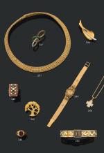 Bracelet articulé 

en or jaune 750 millièmes, entièrement gravé et...